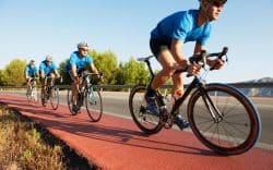 Gruppo di ciclisti su strada