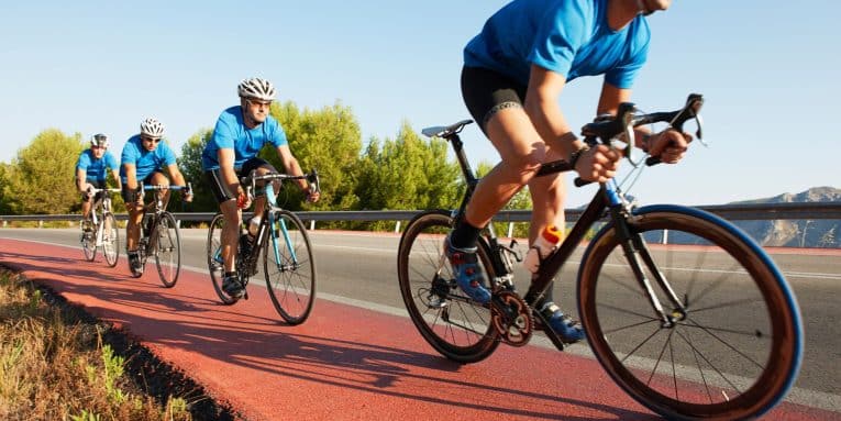 Gruppo di ciclisti su strada