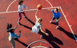Gruppo di ragazze che giocano a basket all’aperto