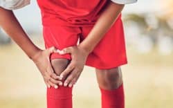 Sportivo con dolore al ginocchio durante lo sport