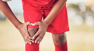 Sportivo con dolore al ginocchio durante lo sport