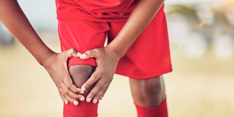 Sportivo con dolore al ginocchio durante lo sport