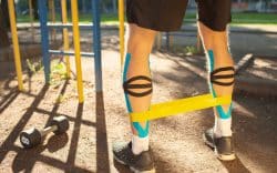 Esercizio per le ginocchia con elastico