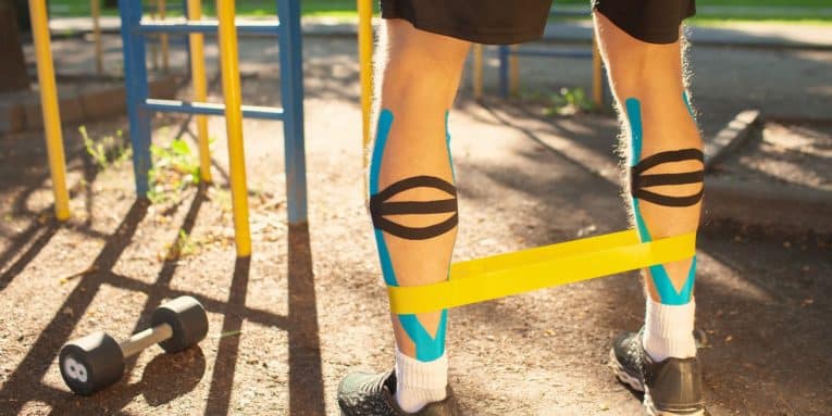 Esercizio per le ginocchia con elastico