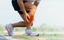 Persona con dolore al polpaccio