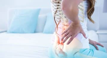 Persona con colonna vertebrale evidenziata e dolore nella zona lombare