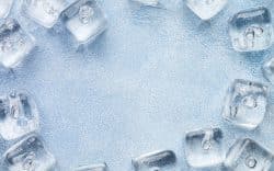 Cubetti di ghiaccio disposti su sfondo azzurro