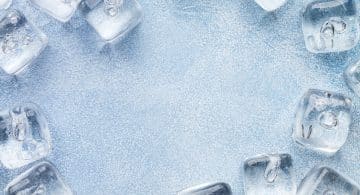 Cubetti di ghiaccio disposti su sfondo azzurro