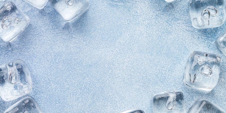 Cubetti di ghiaccio disposti su sfondo azzurro