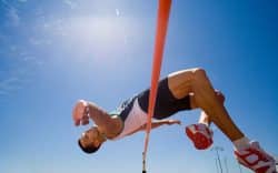 Persona che salta sopra un’asta durante un salto in alto