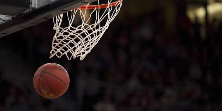 Pallone da basket che entra nel canestro