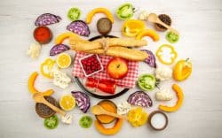 Cibo vario disposto su un piano