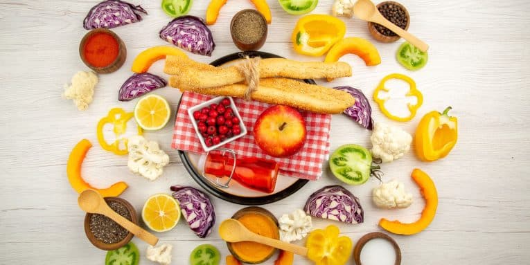 Cibo vario disposto su un piano