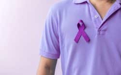 Nastro viola su maglietta simbolo di sensibilizzazione contro il cancro