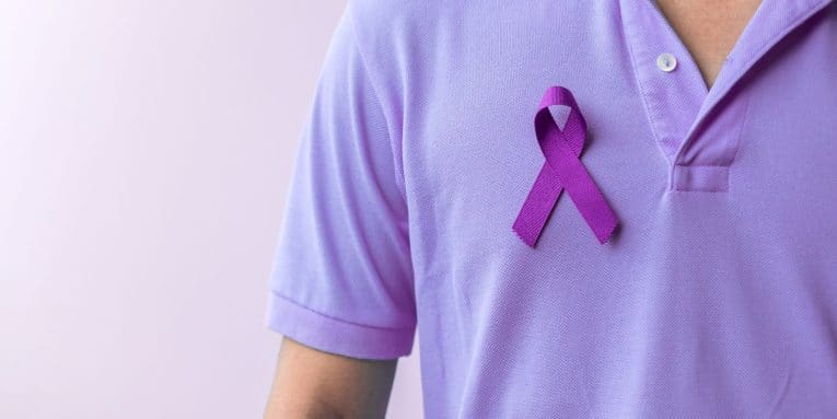 Nastro viola su maglietta simbolo di sensibilizzazione contro il cancro