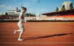 Persona che corre su una pista di atletica