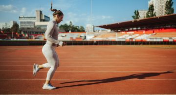 Persona che corre su una pista di atletica