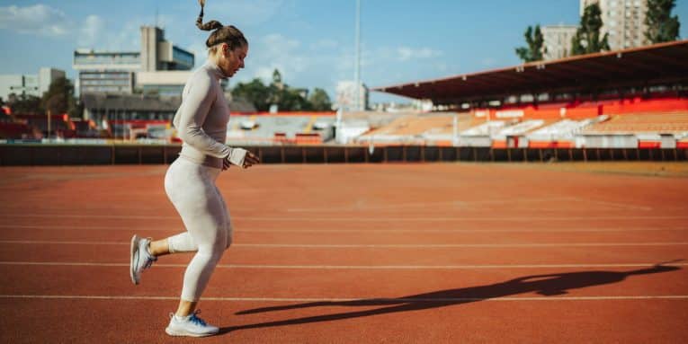 Persona che corre su una pista di atletica