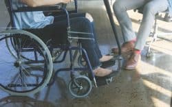 Persona in sedia a rotelle di fronte a un’altra persona seduta