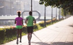 Due persone che corrono su un percorso urbano all’aperto
