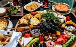 Tagliere con cibi vari