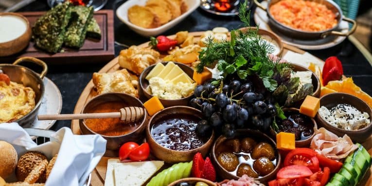 Tagliere con cibi vari