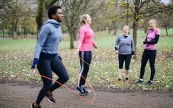 Gruppo di donne che salta la corda all’aperto in un parco