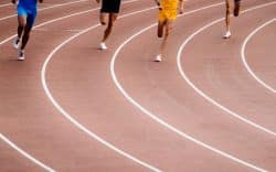 Atleti in corsa su pista di atletica