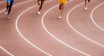 Atleti in corsa su pista di atletica