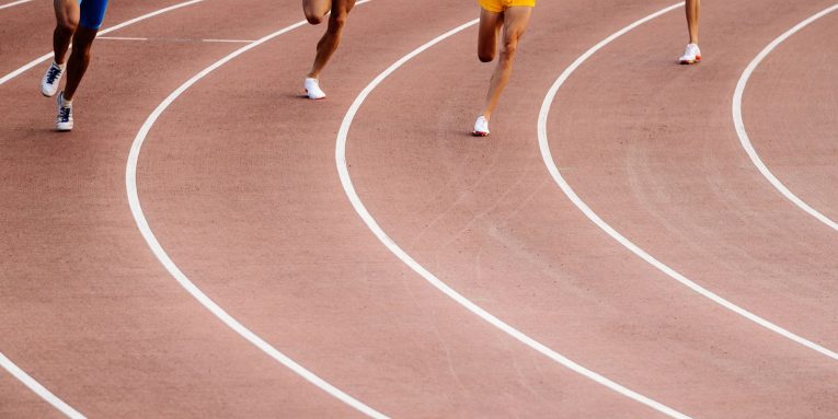 Atleti in corsa su pista di atletica