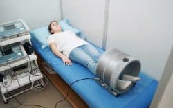 Ragazza durante trattamento di magnetoterapia su lettino medico