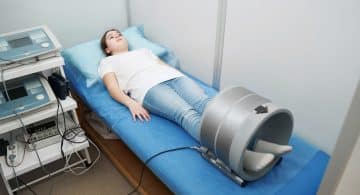 Ragazza durante trattamento di magnetoterapia su lettino medico