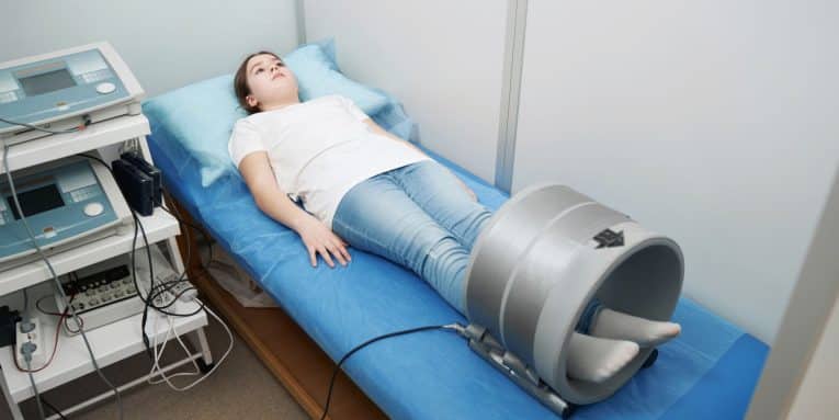 Ragazza durante trattamento di magnetoterapia su lettino medico