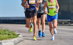 Atleti che corrono in ambiente urbano