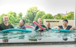 Persone che fanno ginnastica in acqua