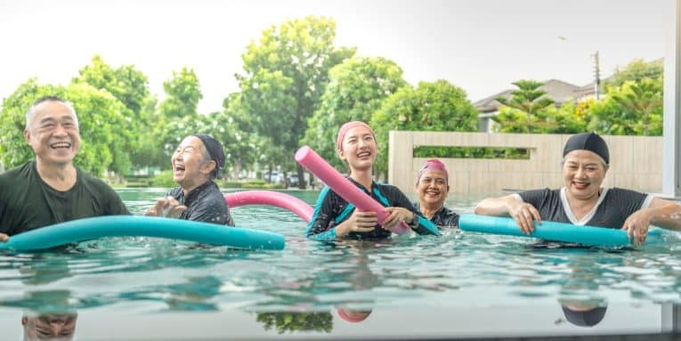 Persone che fanno ginnastica in acqua