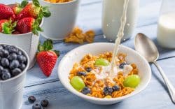 Cereali con latte in una ciotola e frutta fresca