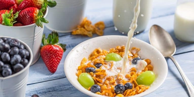 Cereali con latte in una ciotola e frutta fresca
