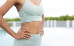 Dettaglio di donna in abbigliamento sportivo con addome tonico