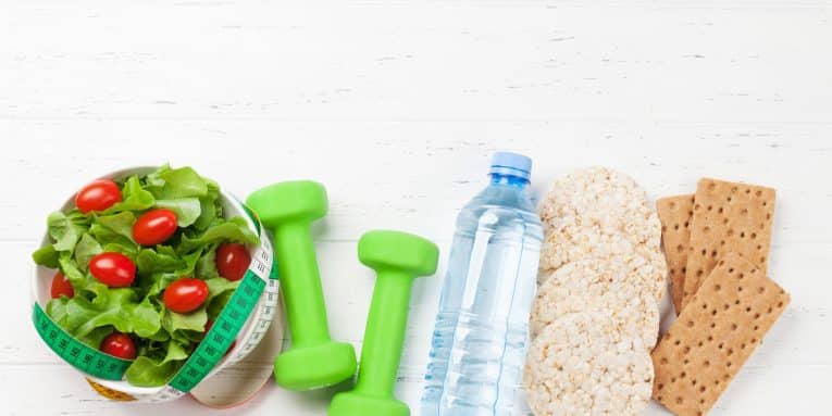 Cibo sano, acqua e pesi