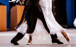 Gambe di coppia mentre balla su pista