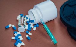 Capsule sparse con flacone aperto, siringa e fiala