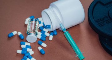 Capsule sparse con flacone aperto, siringa e fiala