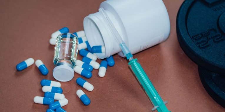 Capsule sparse con flacone aperto, siringa e fiala