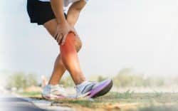 persona con gamba tesa e mano sul ginocchio