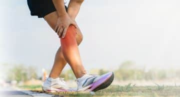 persona con gamba tesa e mano sul ginocchio