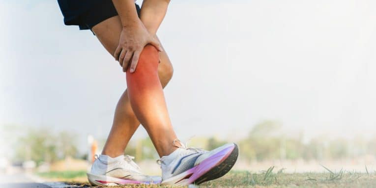 persona con gamba tesa e mano sul ginocchio