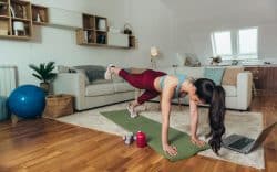 persona che si allena a casa