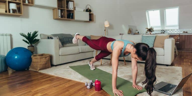 persona che si allena a casa