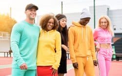 gruppo di persone in piedi una accanto all’altra con abbigliamento sportivo colorato